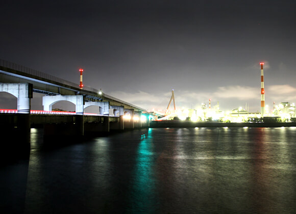 スカイロード(宇部湾岸道路)と工場地帯の夜景。